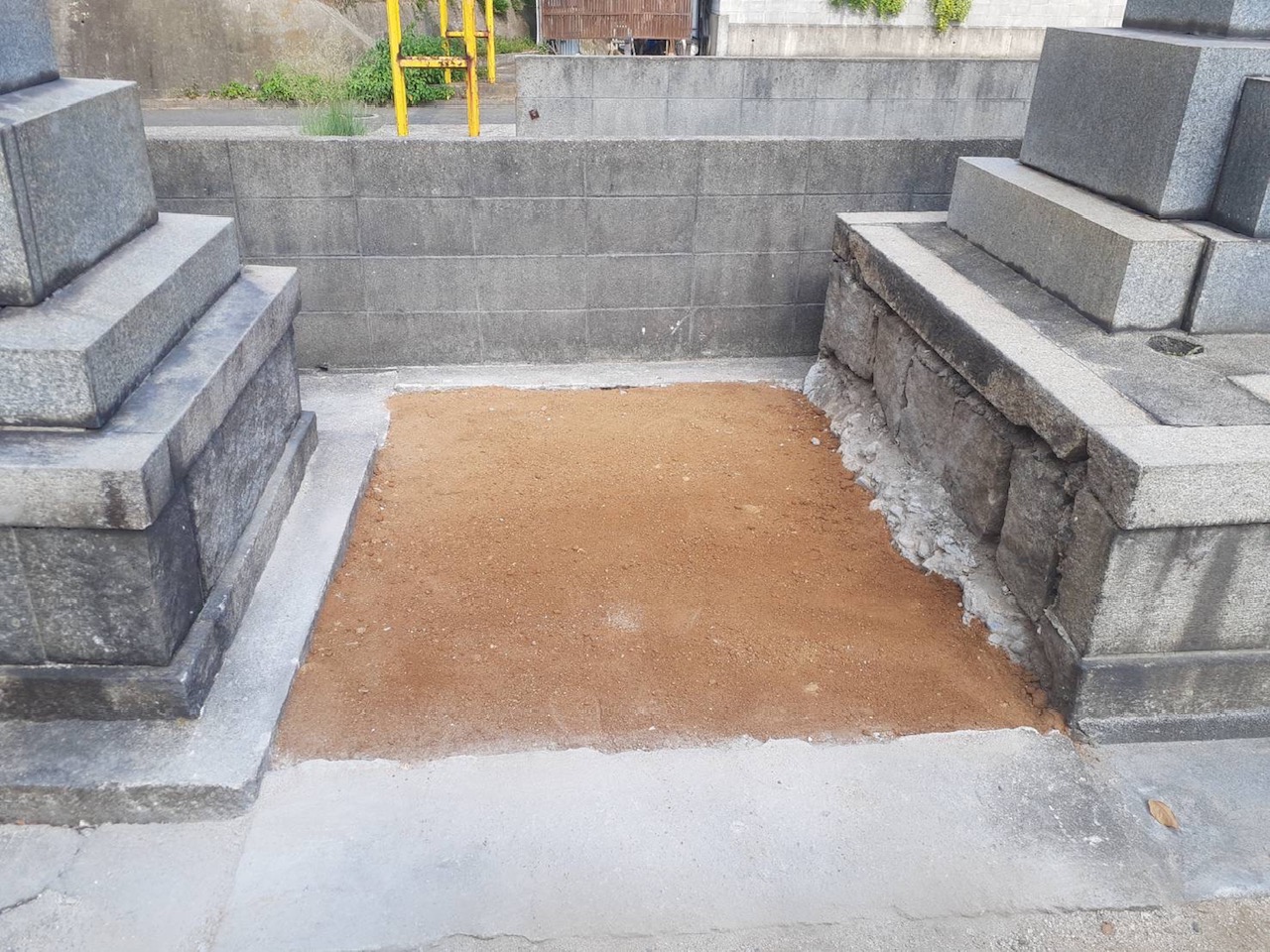 当社ではお墓が密集している所や立地が悪い箇所への作業も行います。