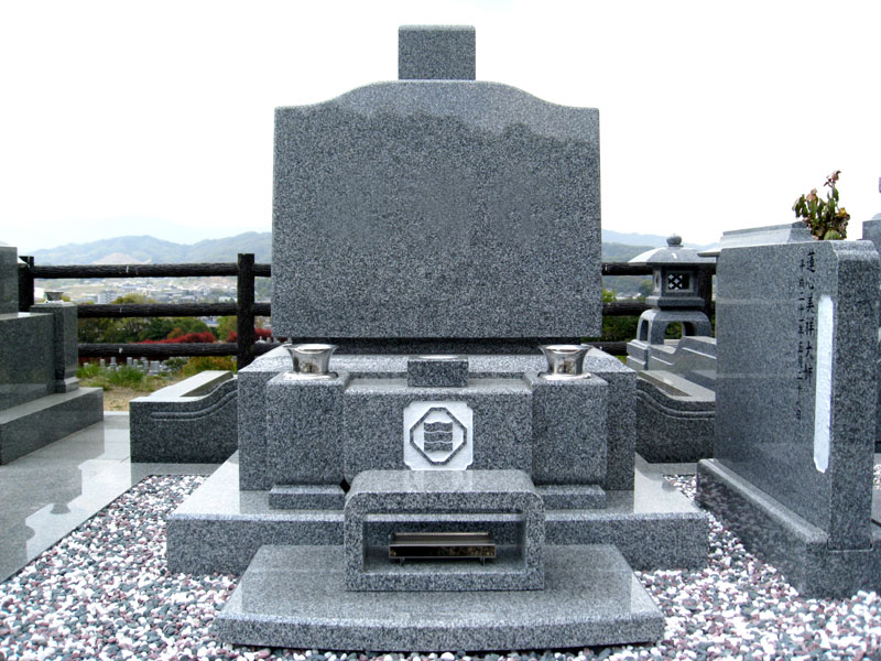 免震施工で安心のお墓づくり