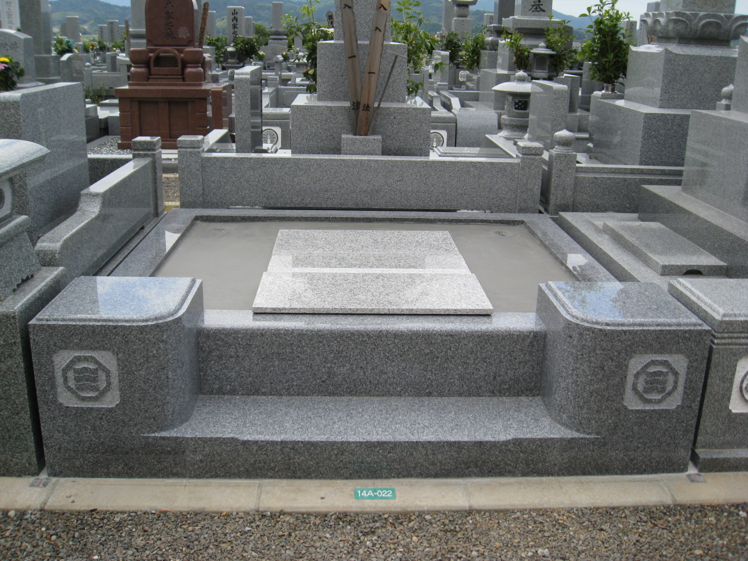 お墓の傾きやズレ、そのままにしていませんか?